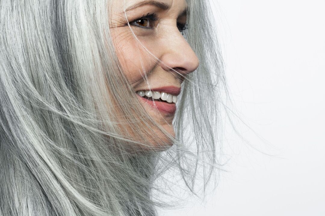 Cabello gris y eliminación de siembra con un spray zxcvbnmqwort